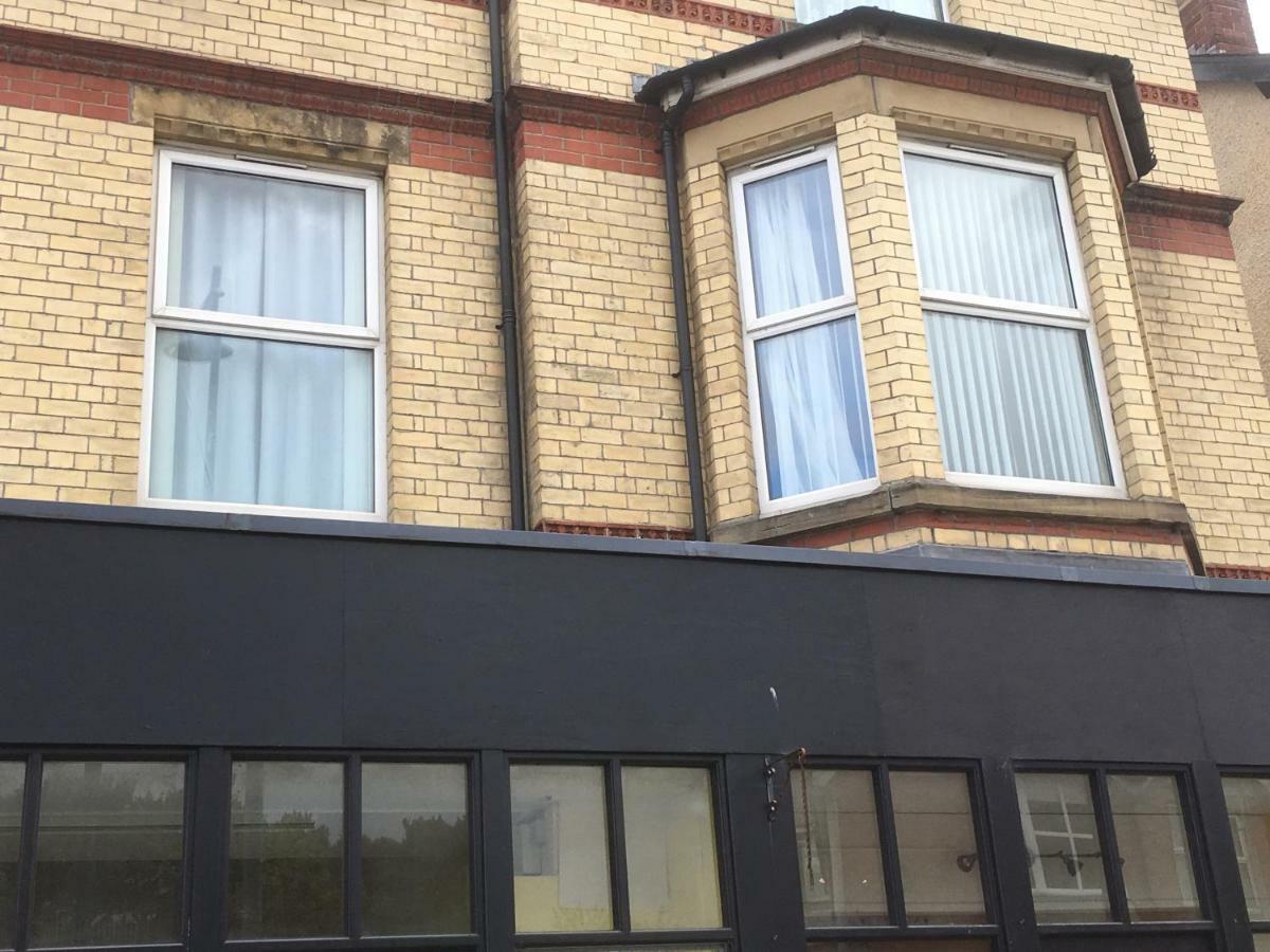Flat 2 Opposite Travel Lodge Colwyn Bay Exterior photo